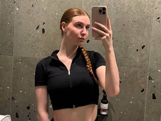 naked webcamgirl LessieNunz