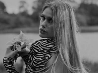 fingering girl webcam  CharisseBuonomo