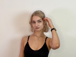 cam girl playing with vibrator CleoHarringtons
