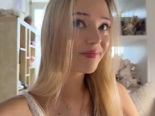camgirl spreading pussy CoreneSandavol