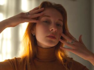 topless camgirl DaisyDaines