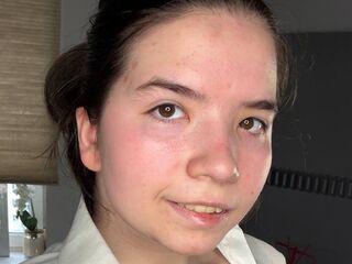 girl topless DaisyMolen