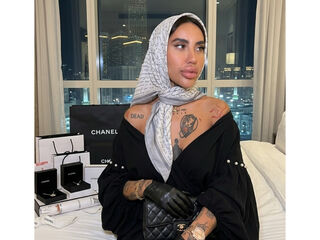 naughty camgirl fingering shaved pussy DianaCarolinas