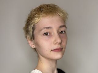 camgirl playing with vibrator JenelleBarette