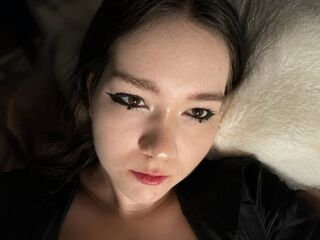 naughty cam girl fingering shaved pussy KendalChalet