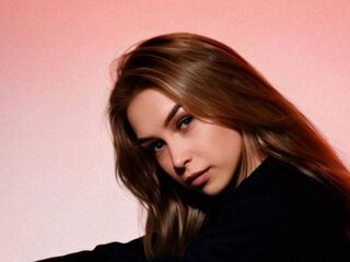 camgirl masturbating with sex toy KendraDuell
