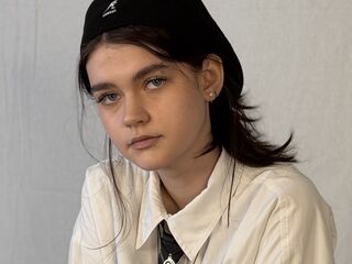 camwhore shaved pussy LeannMolineaux