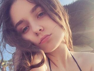 camslut masturbating LuanaContratto