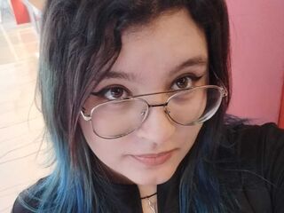 naked camgirl masturbating with vibrator LunaCarther