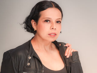cam girl playing with sextoy LunaaMorelli