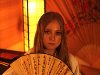 naked cam girl fingering pussy MandiKressierer