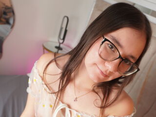 camslut topless MiaHilfiger