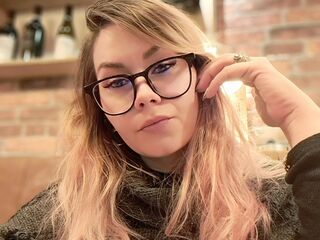 camporn live MonikRoxane