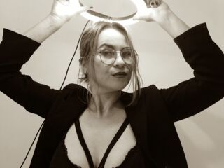 hot cam girl masturbating with vibrator ScarletHanistom