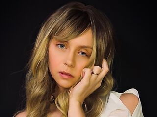 camgirl playing with sextoy ScarletTucker