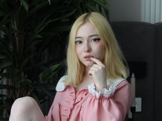 camgirl playing with sextoy SunnivaBeckey