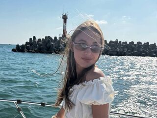 girl showing tits YaekoBrowers